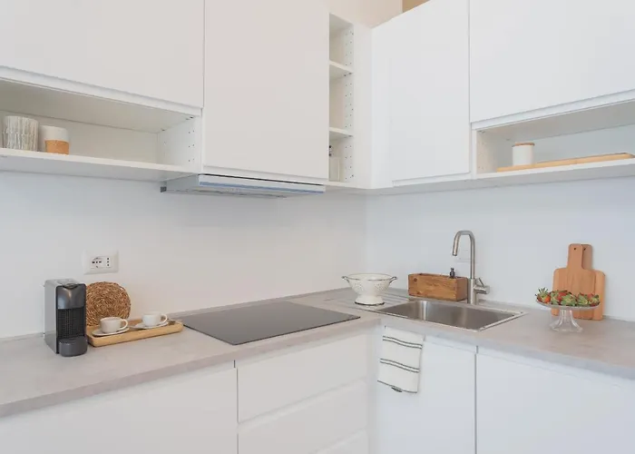 A Step From The Dome By Rent * 코모