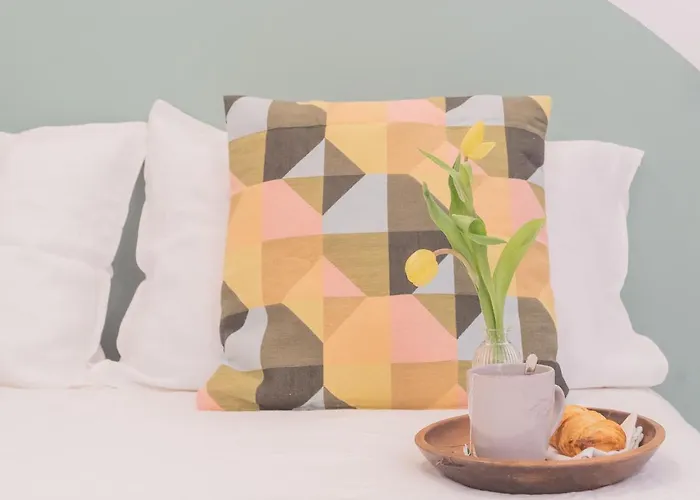 A Step From The Dome By Rent * 코모